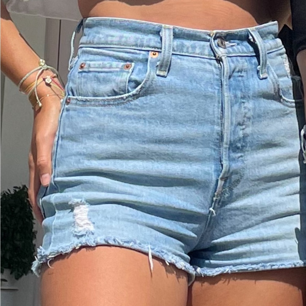 Levi’s Light wash ribcage shorts